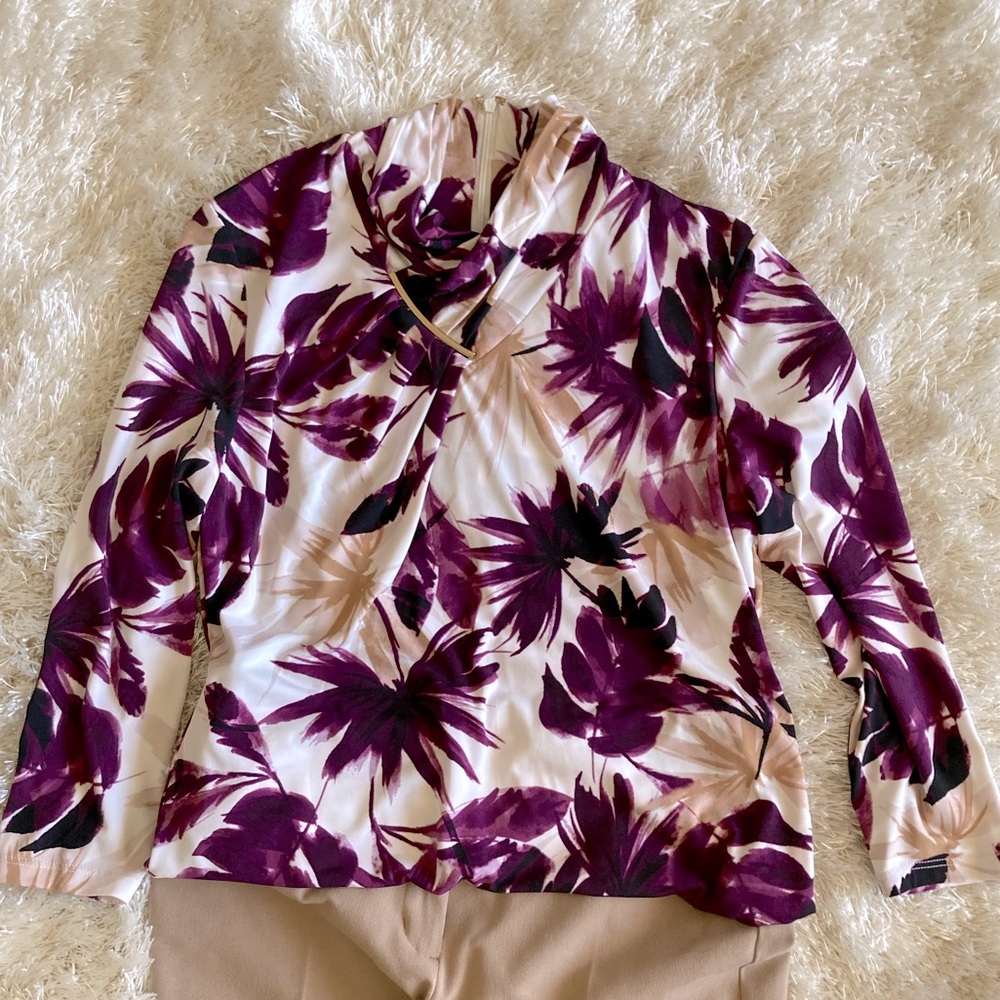 Stretchy, fitted blouse with gold bar detail at neck